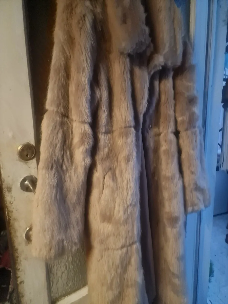 Ladies fur coat . - Image 1