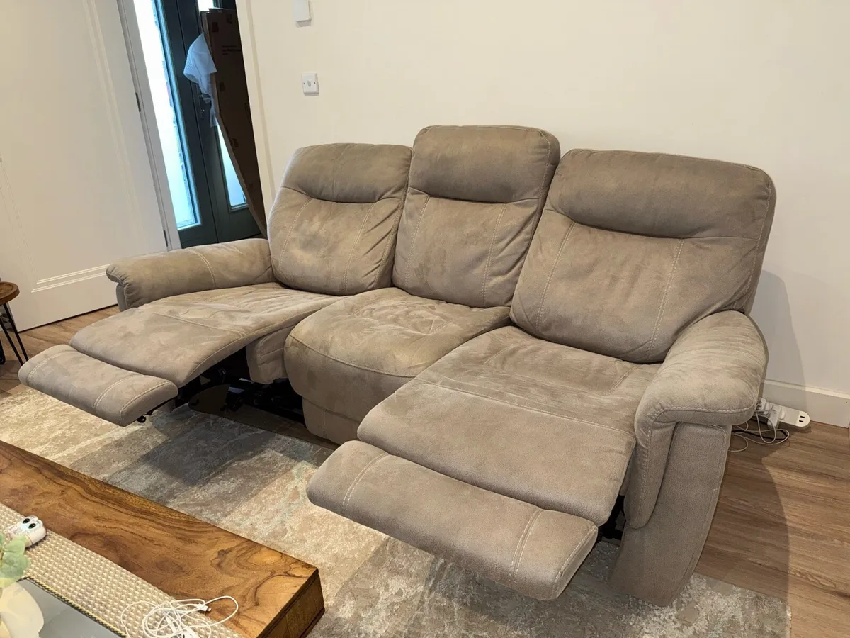 3 seater sofa power recliner DFS. - Image 3