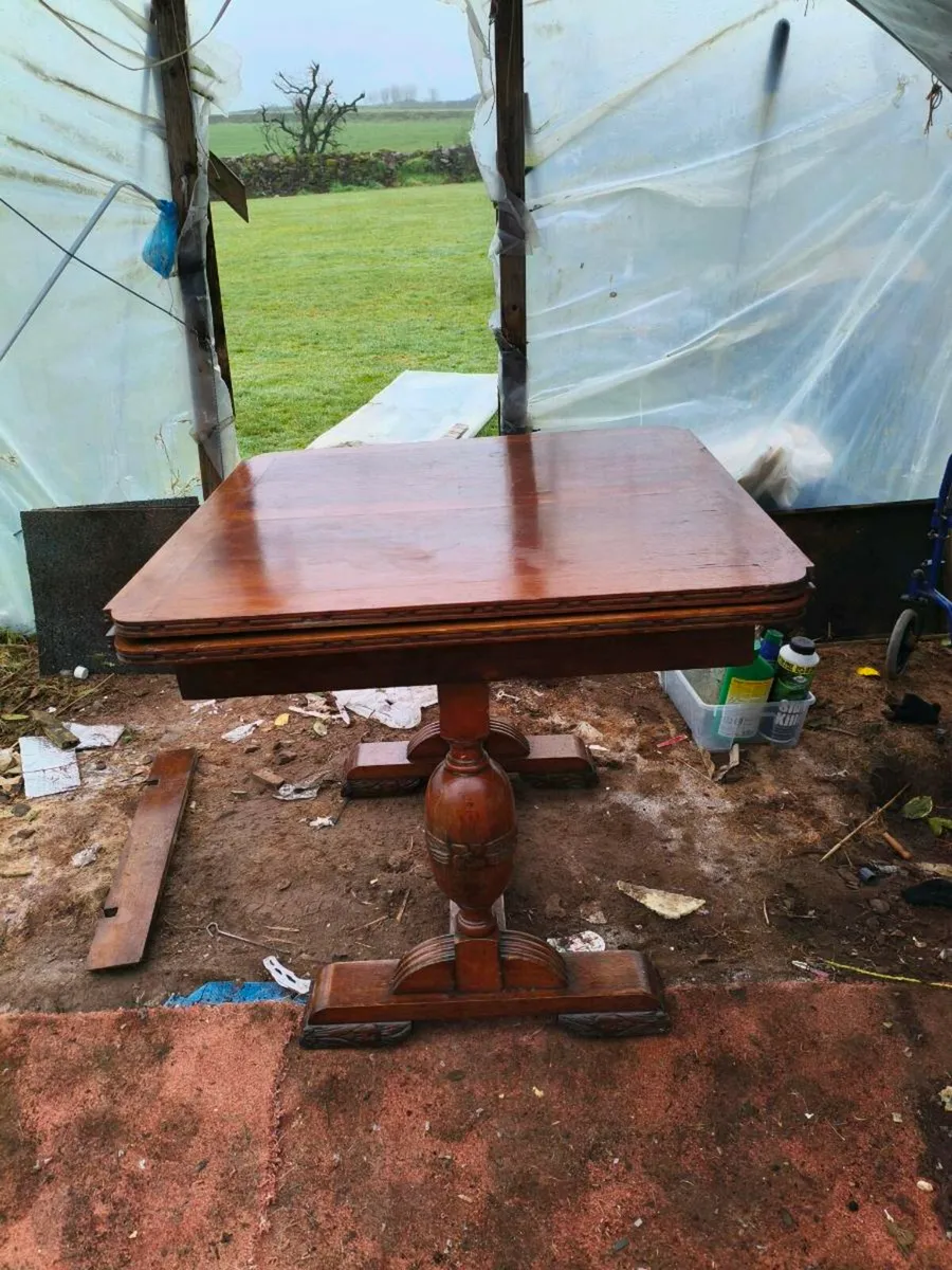 Mahogany table extendable,needs bit work - Image 1