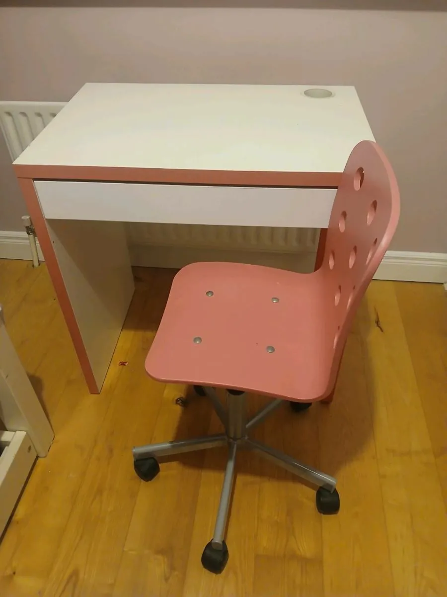 Desk with swivel chair - Image 1