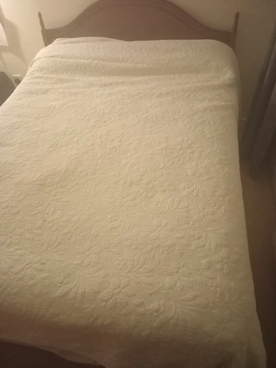 Bed mattress and bed frame - Image 1