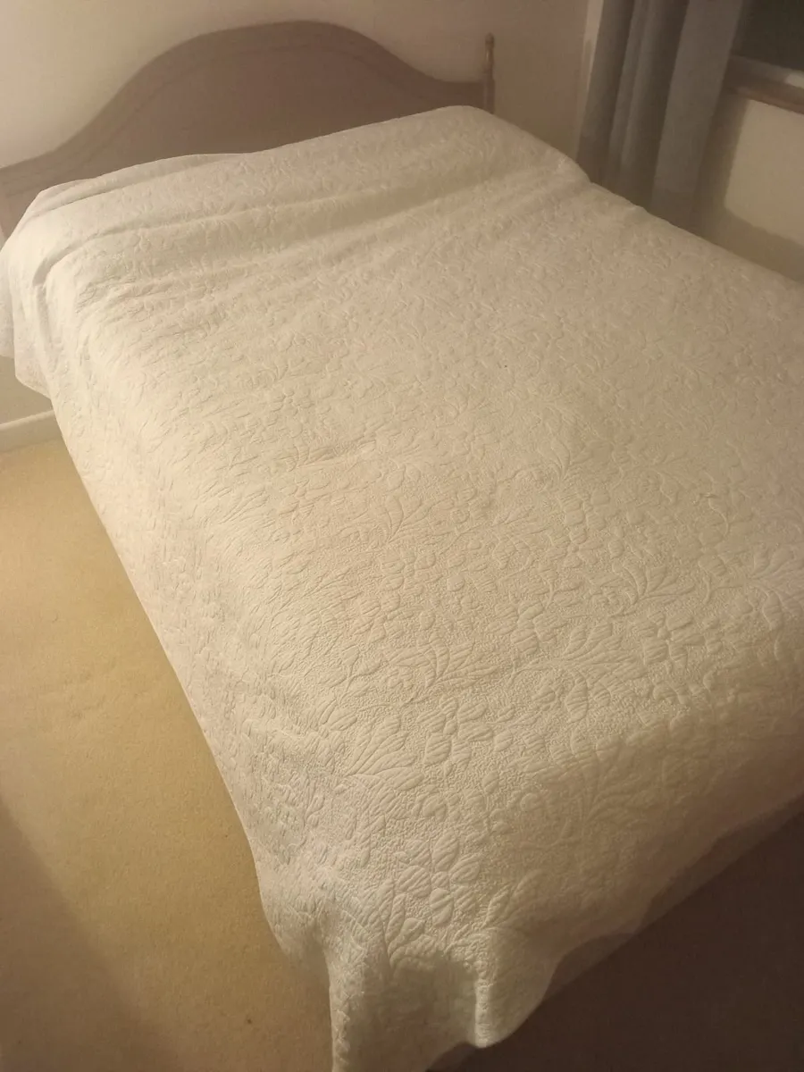 Bed mattress and bed frame - Image 2