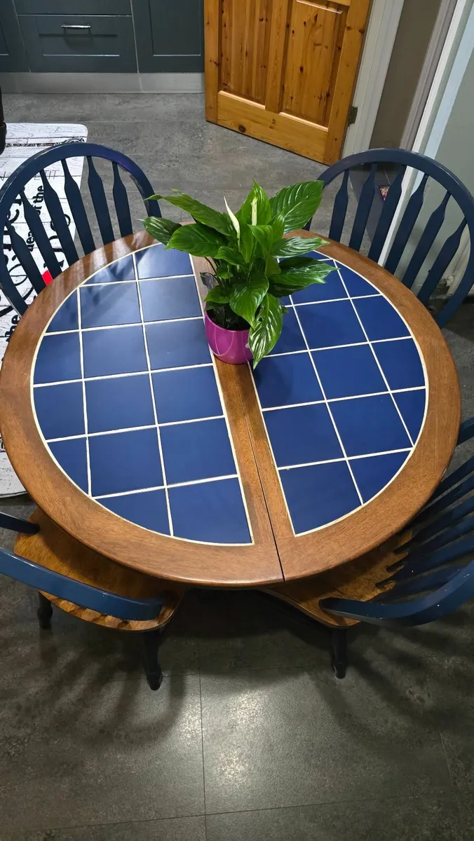 Solid wood table +4 chairs - Image 1