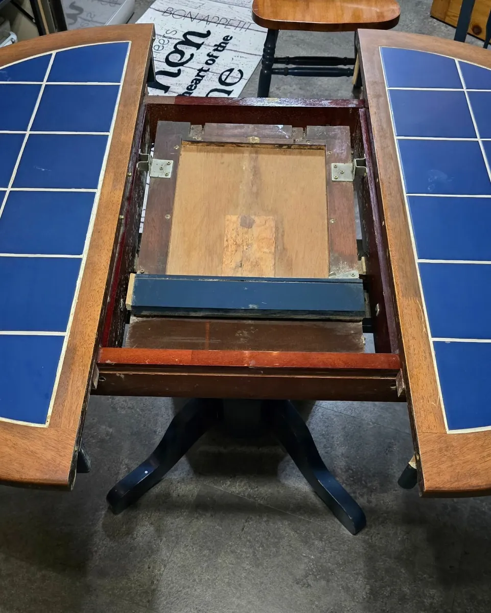 Solid wood table +4 chairs - Image 2