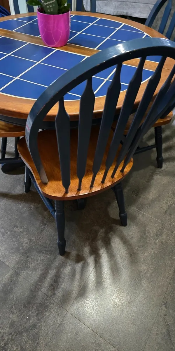 Solid wood table +4 chairs - Image 4