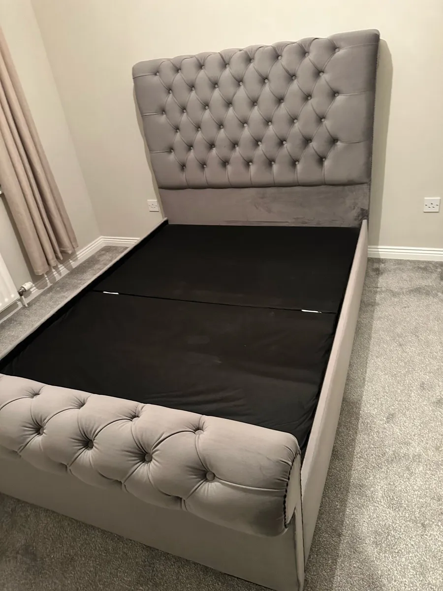 Grey Velvet Chesterfield sleigh bed (double 4ft6”) - Image 2