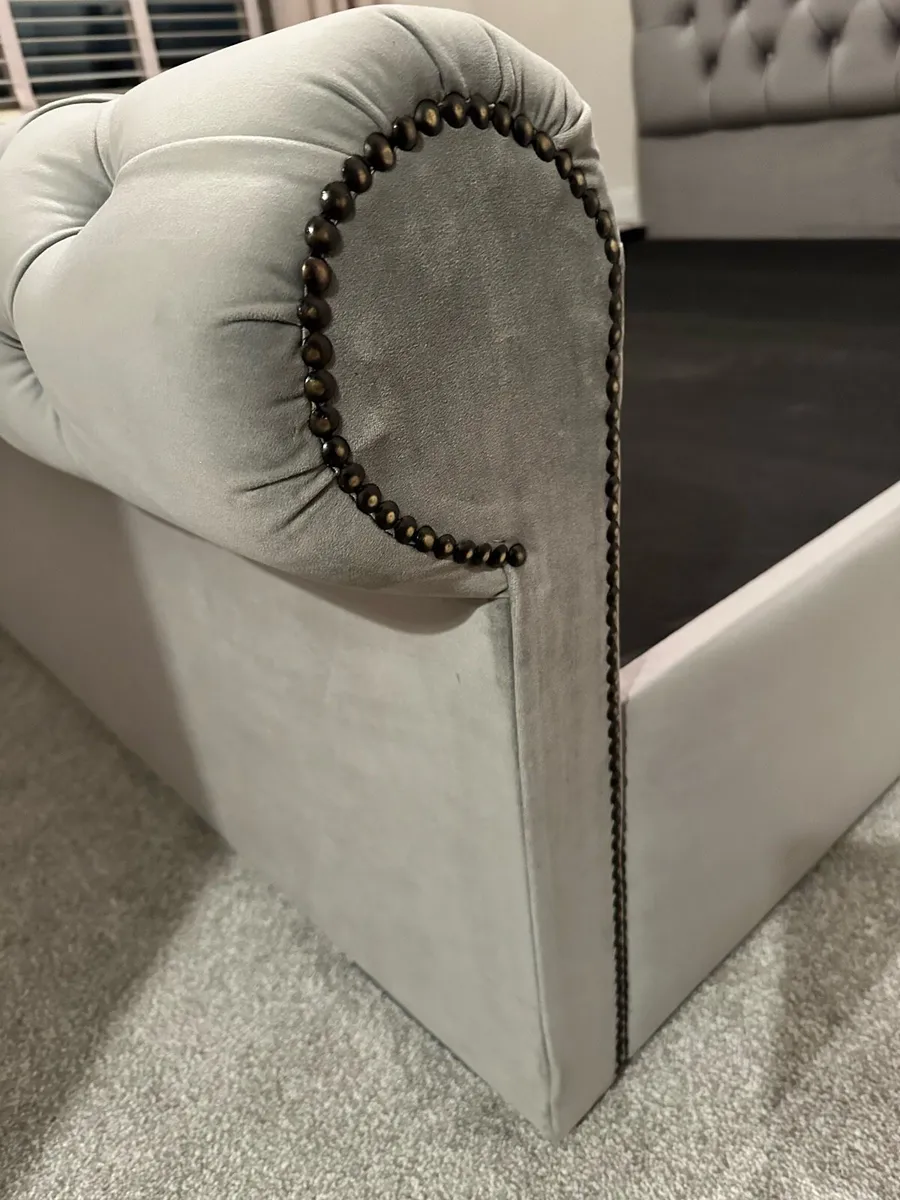 Grey Velvet Chesterfield sleigh bed (double 4ft6”) - Image 3