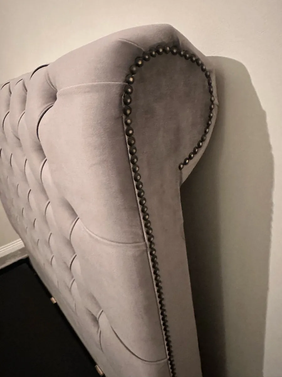 Grey Velvet Chesterfield sleigh bed (double 4ft6”) - Image 4