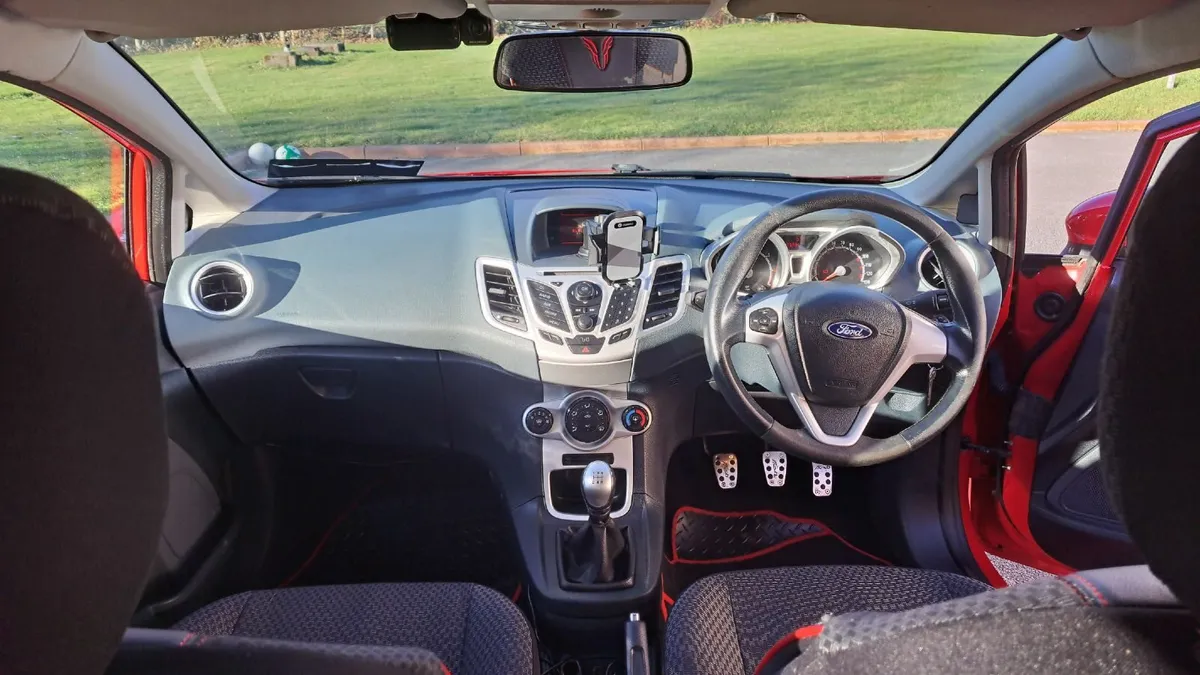 Ford Fiesta 1.25 ZETEC 5DR (2010) - Image 2