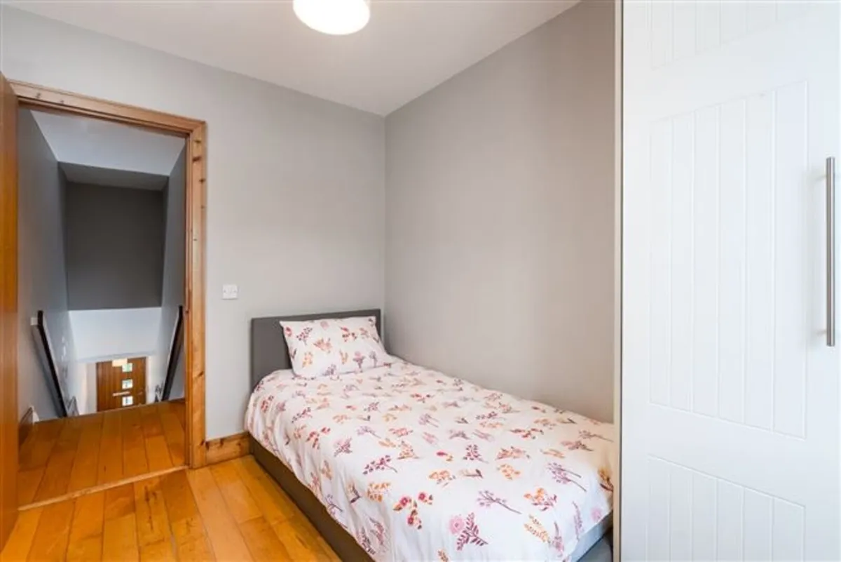 Single bed - Image 1