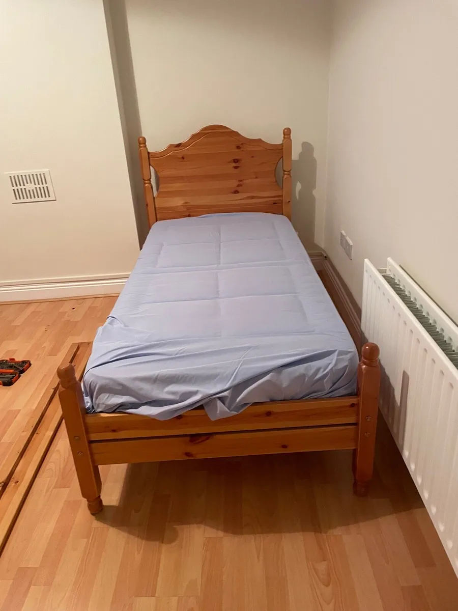 3 single bed frames + mattress + bedding - Image 1