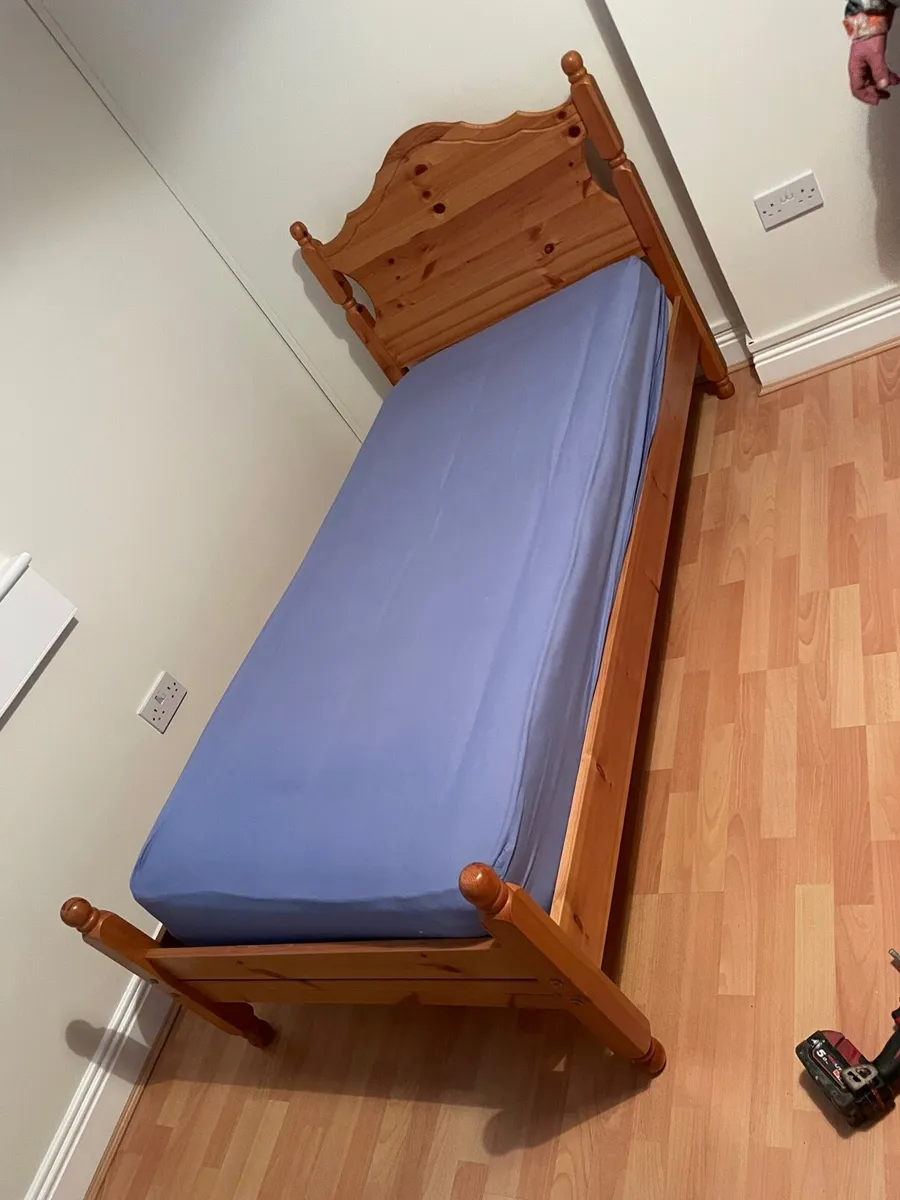 3 single bed frames + mattress + bedding - Image 3