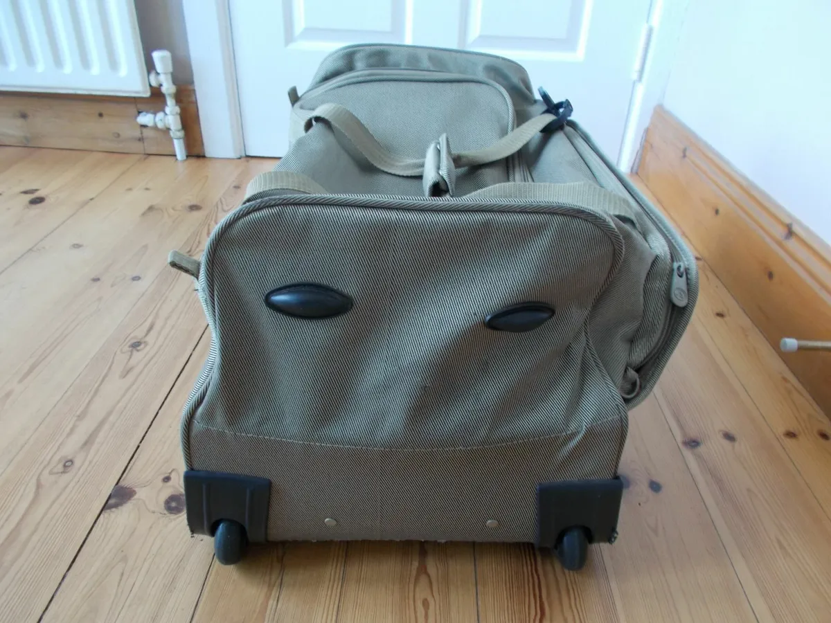Two wheeled luggage suitcase - Image 3