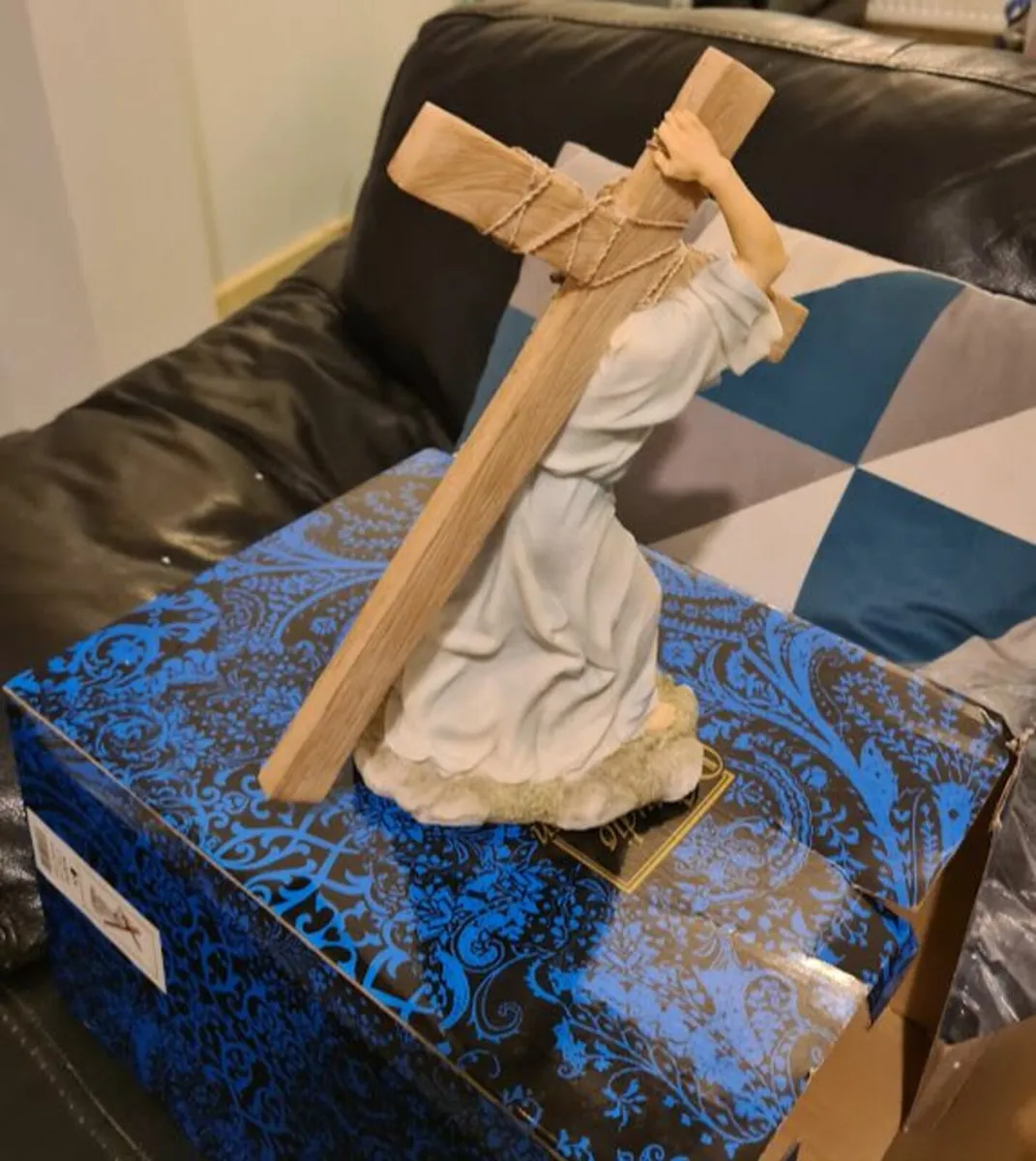 Jesus Our Lord Carrying Cross Statue - Image 2