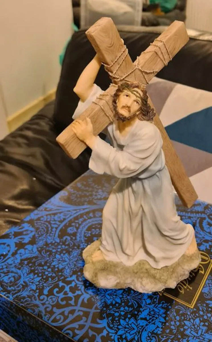 Jesus Our Lord Carrying Cross Statue - Image 1