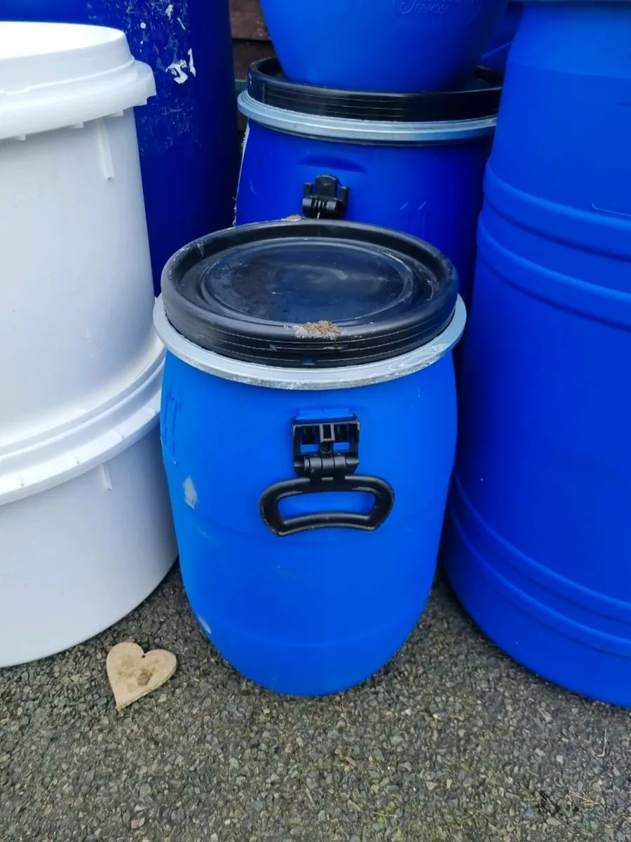 30L plastic barrels with clamped lids - Image 1
