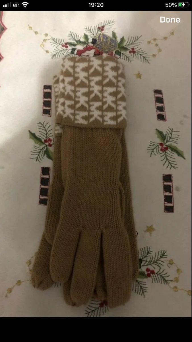 Ladies new gloves one size €20 - Image 2