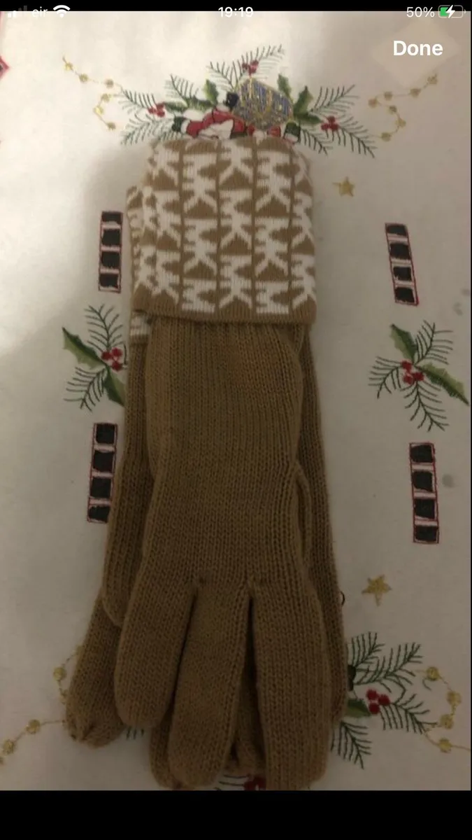Ladies new gloves one size €20 - Image 4
