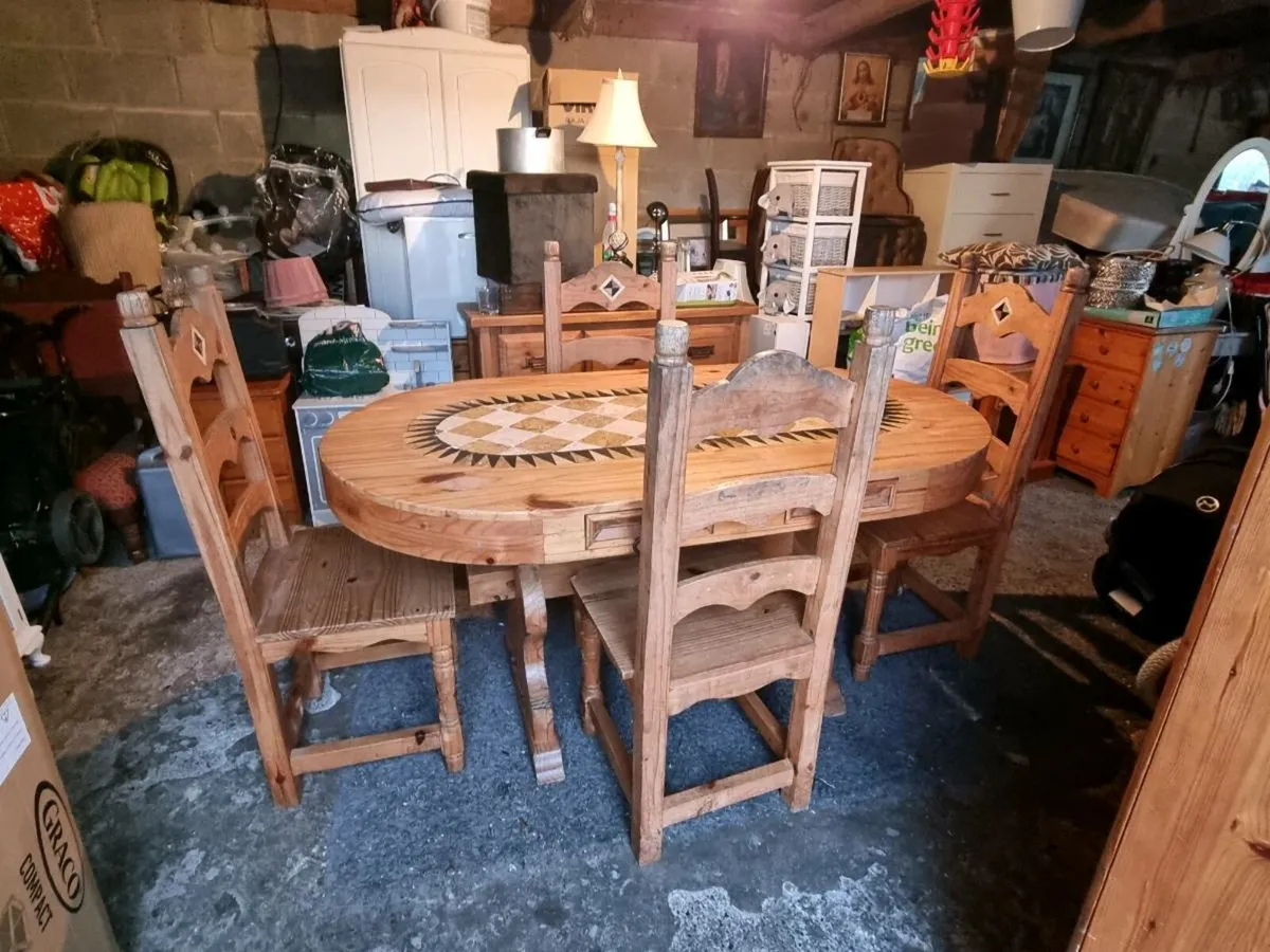 Table and chairs - Image 1