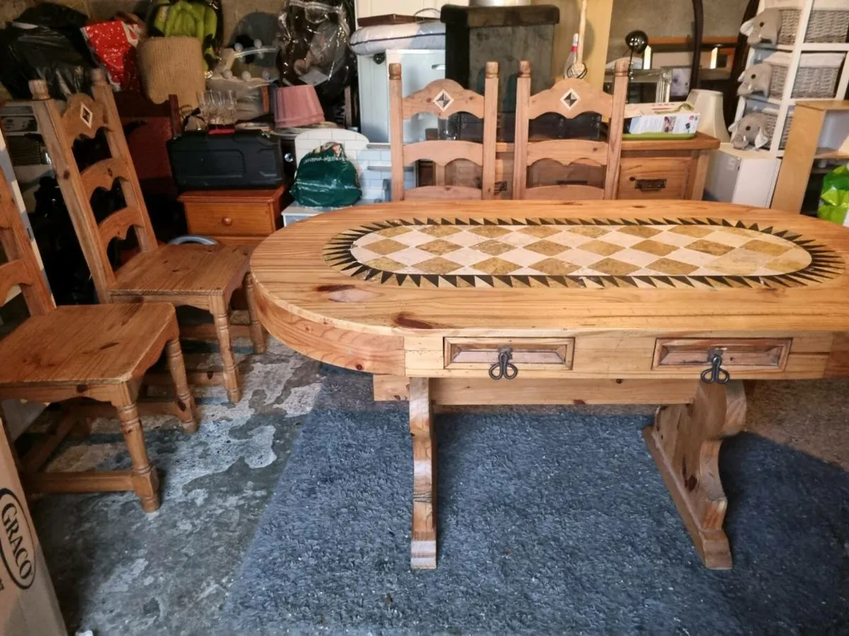 Table and chairs - Image 3