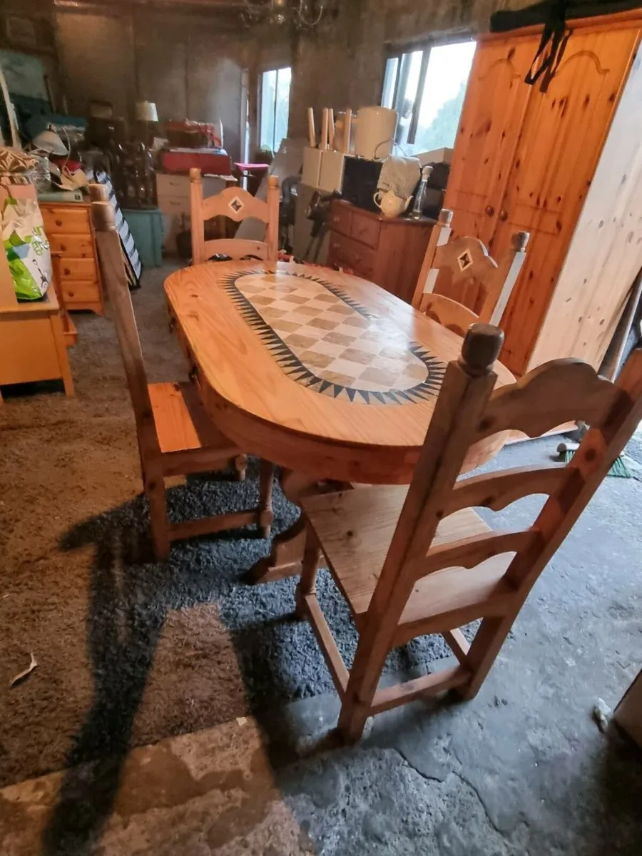Table and chairs - Image 4
