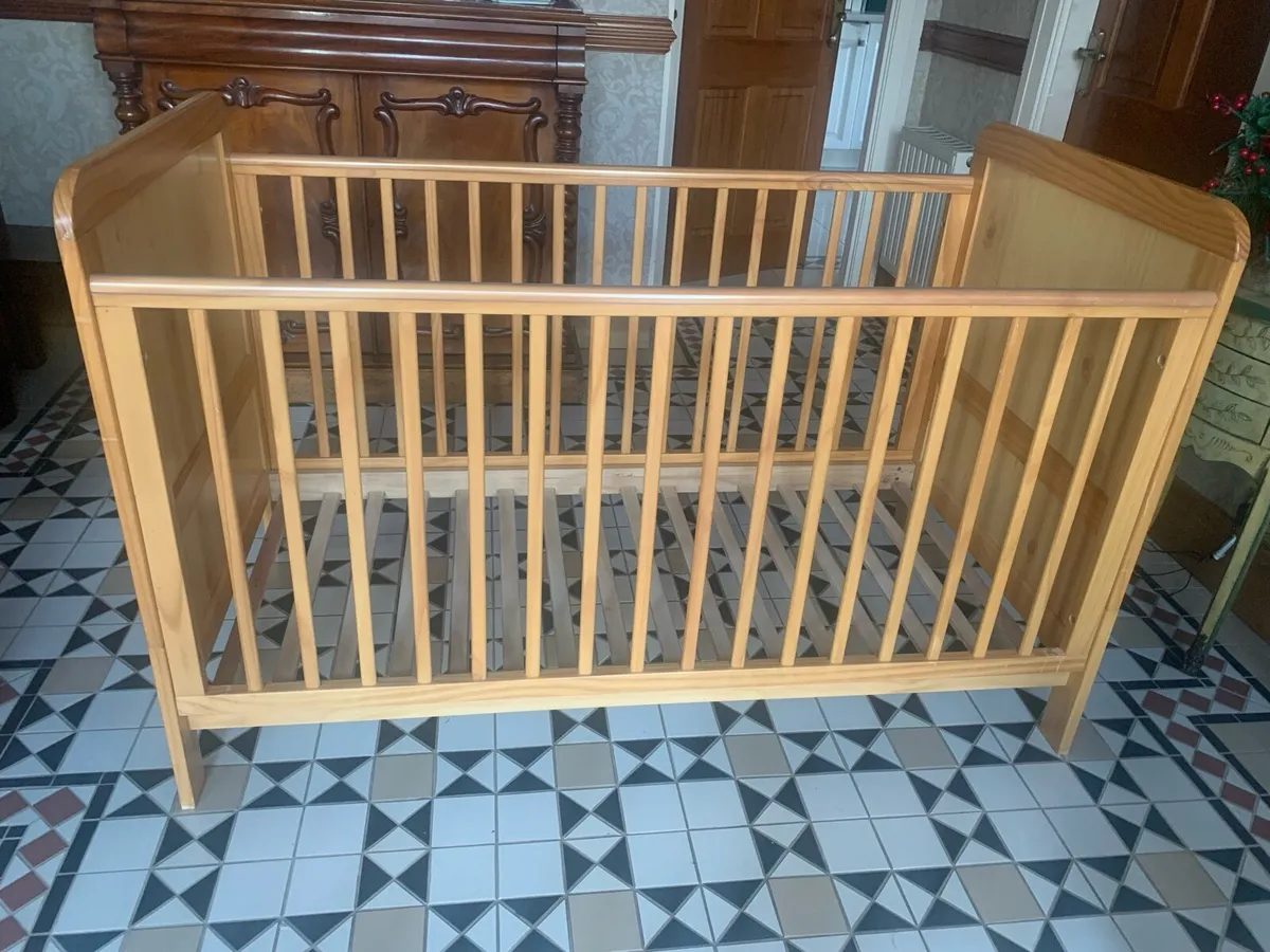 Baby cot - Image 1