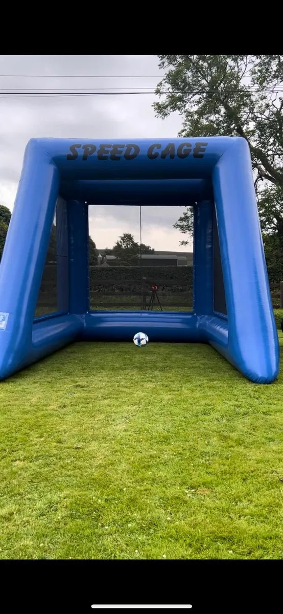 Bouncy castle / speed cage - Image 1