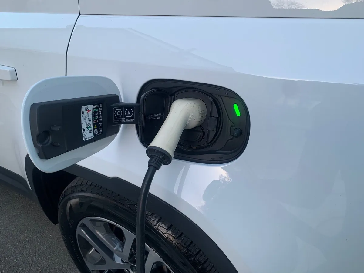 Land Rover Defender 2025 - Image 2