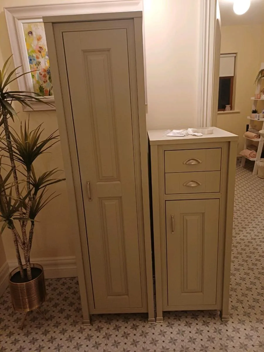 Bathroom cabinets - Image 1