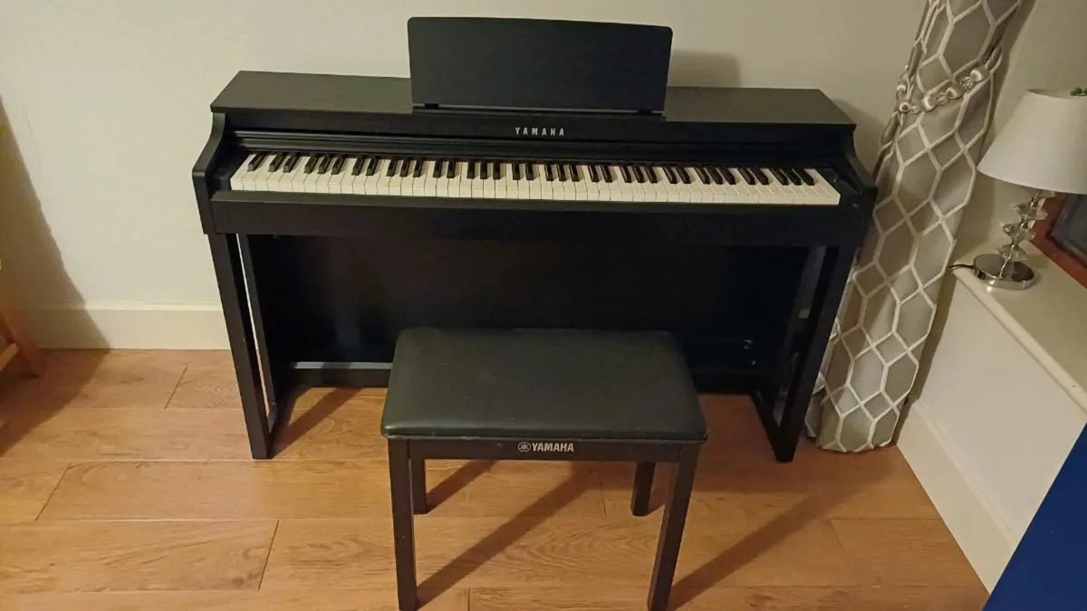 Yamaha Piano CLP 525 - Image 1