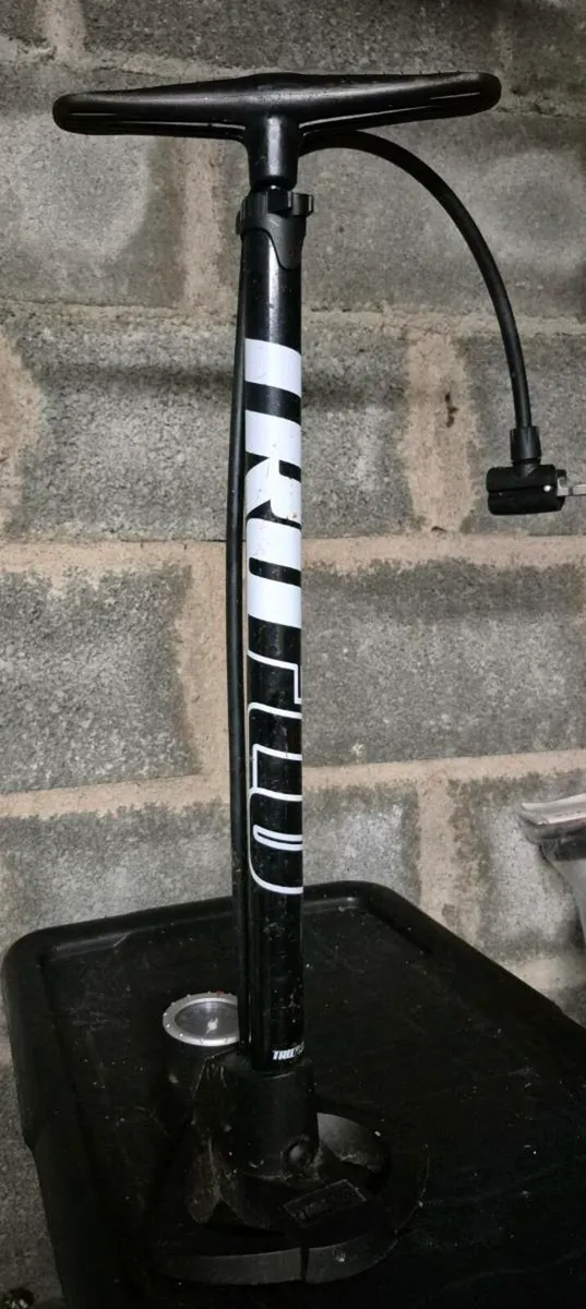 Giant defy race bike and bike pump - Image 4