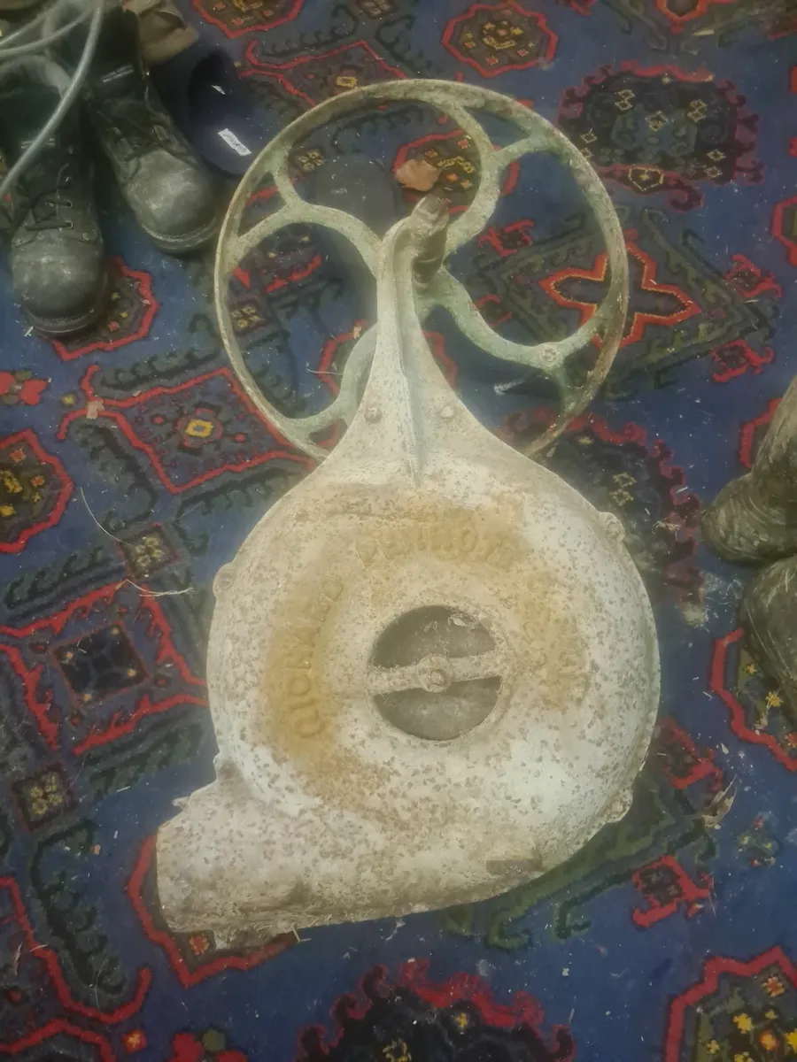 Cast iron blower bellows - Image 1