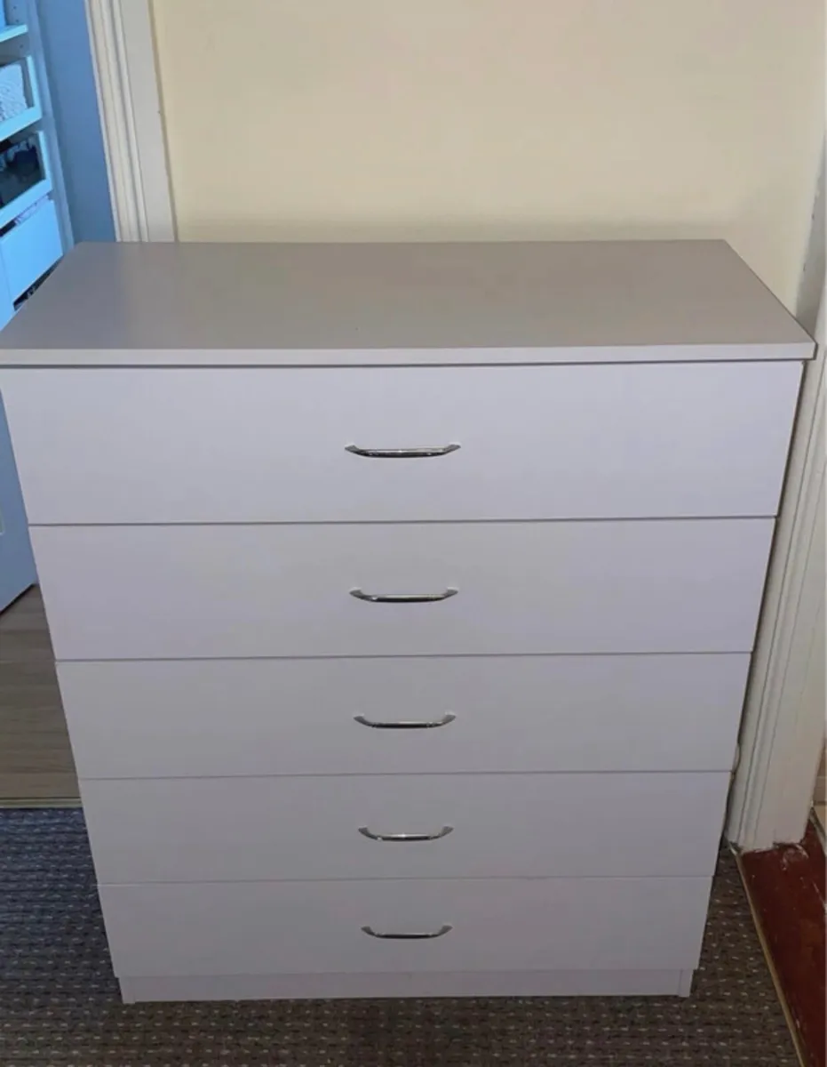White chest of drawers - Image 1