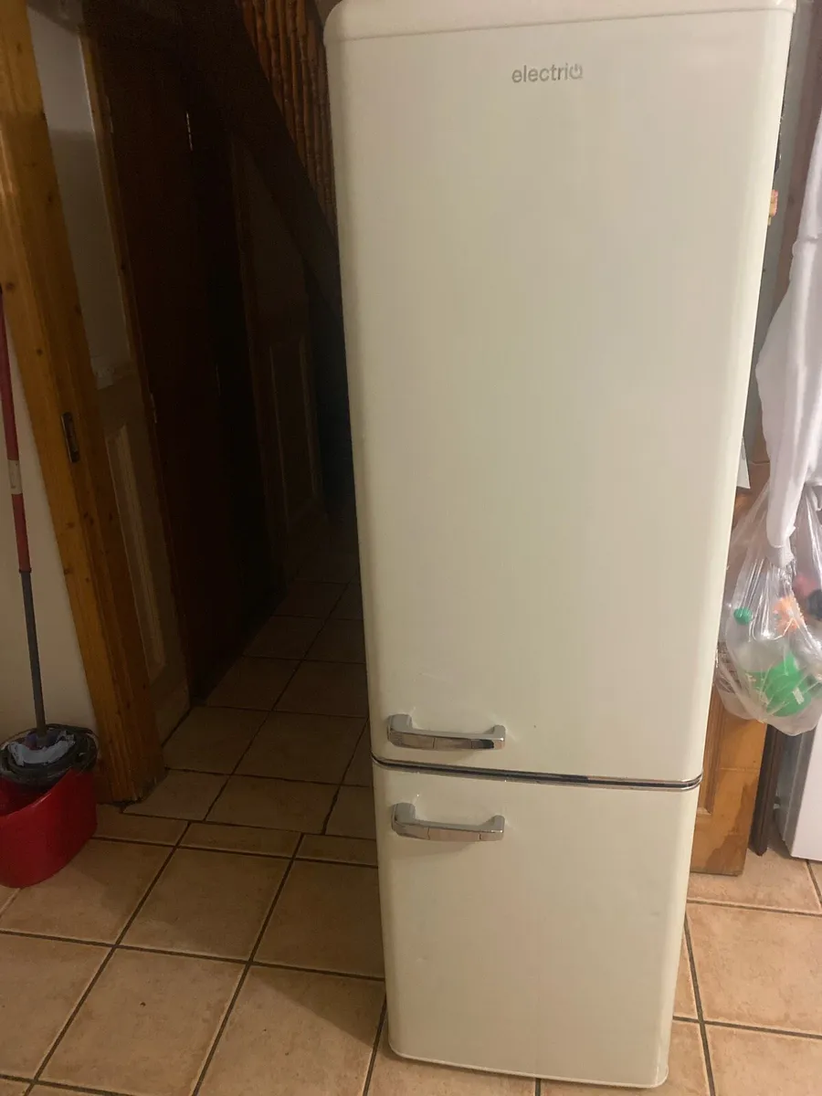 Fridge freezer electriq.