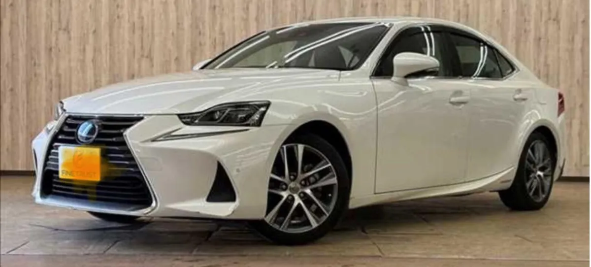 LEXUS IS 300H F SPORT HYBRID (2017) - Image 2
