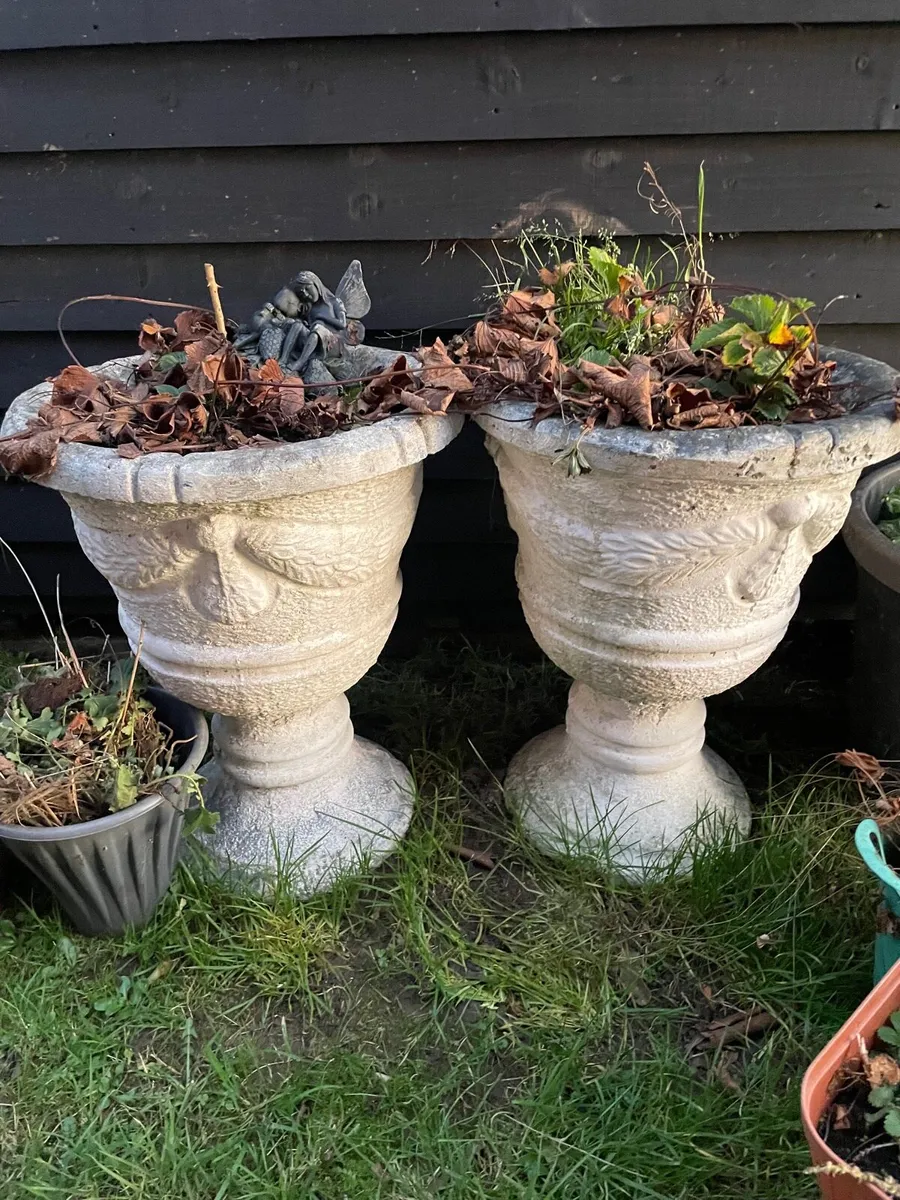 2 matching flower pots concrete - Image 2