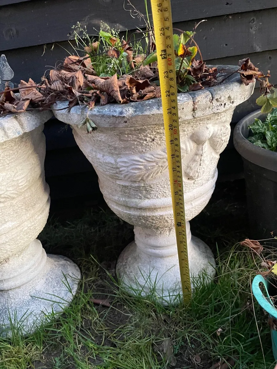 2 matching flower pots concrete - Image 3