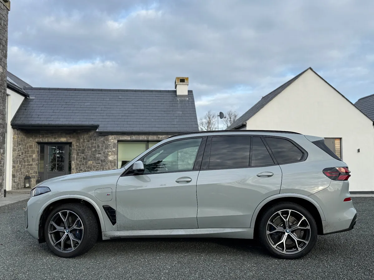 2024 BMW X5 3.0L xDrive45e M Sport - Image 3