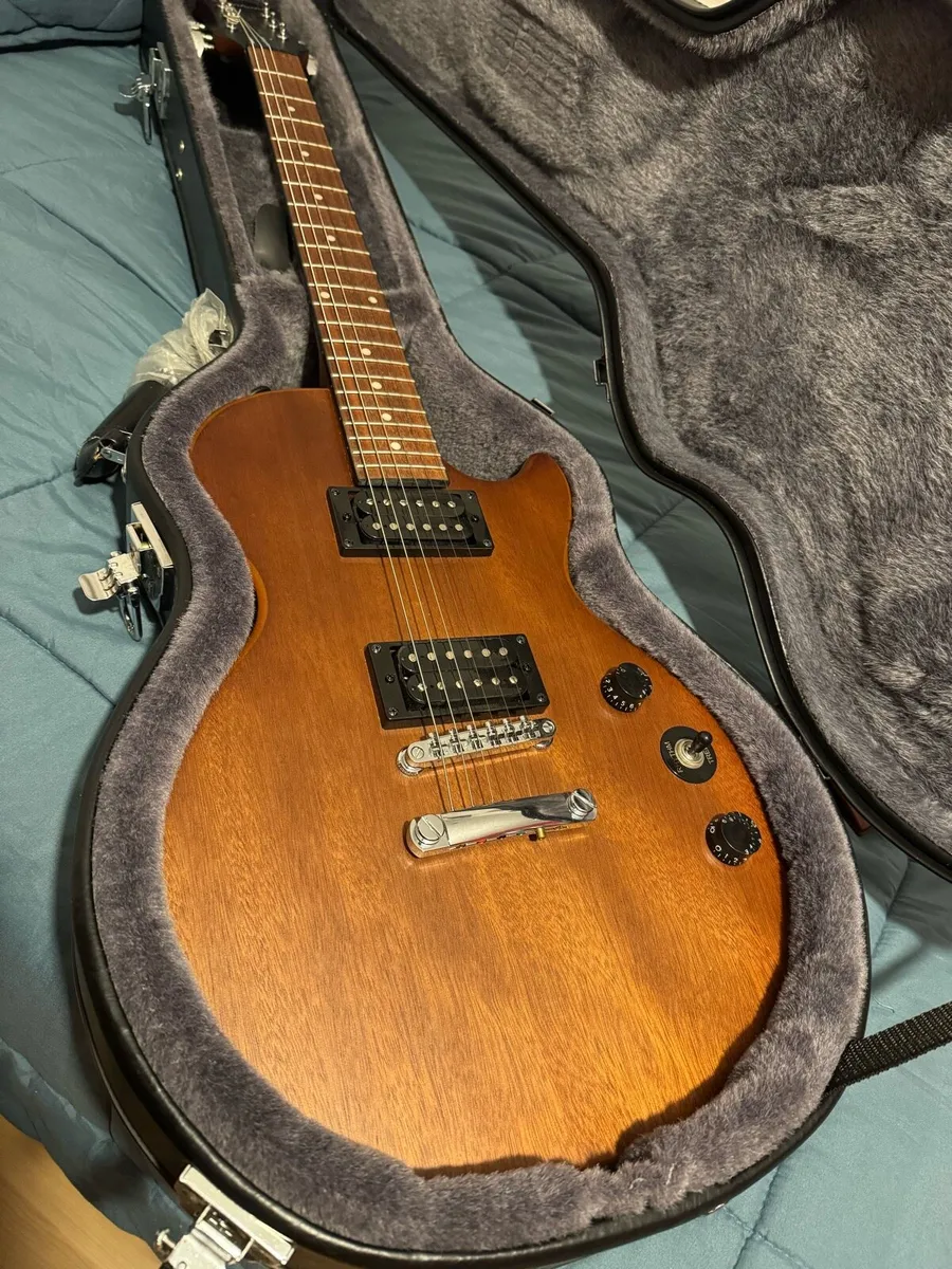 Epiphone les Paul with case - Image 1