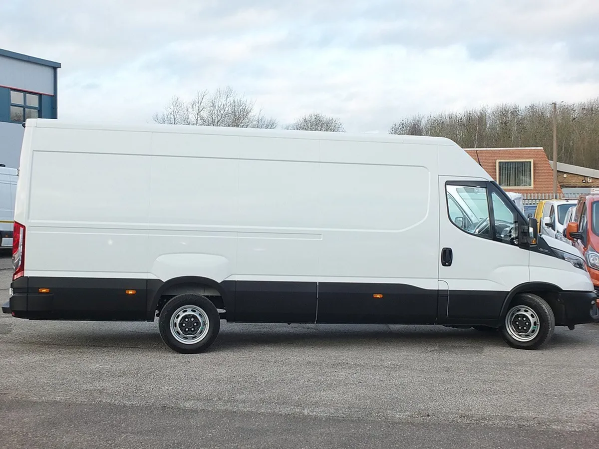 2024 Iveco Daily Medium Roof Panel Van - Image 4