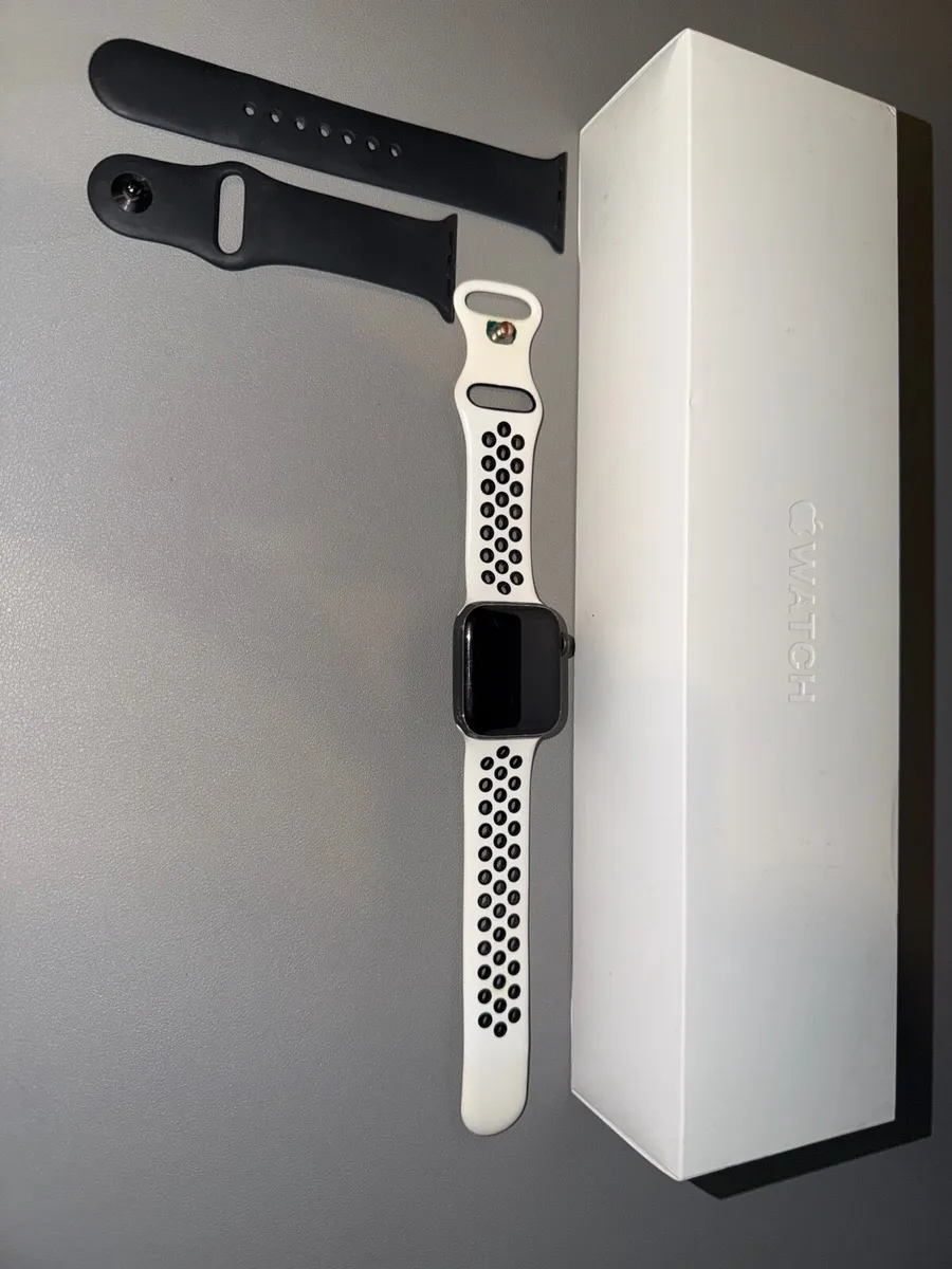 Apple Watch Series 5 40mm - Image 1