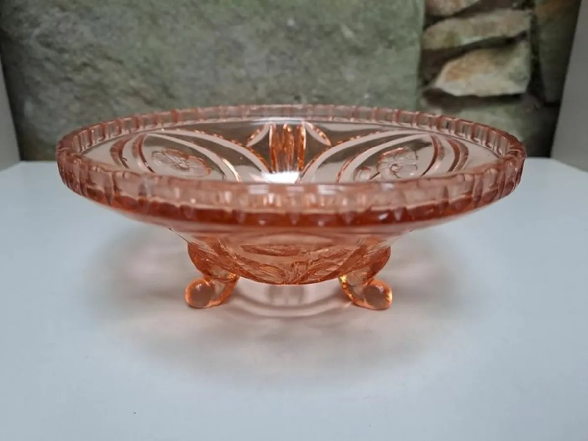 Vintage pink glass bowl - Image 1