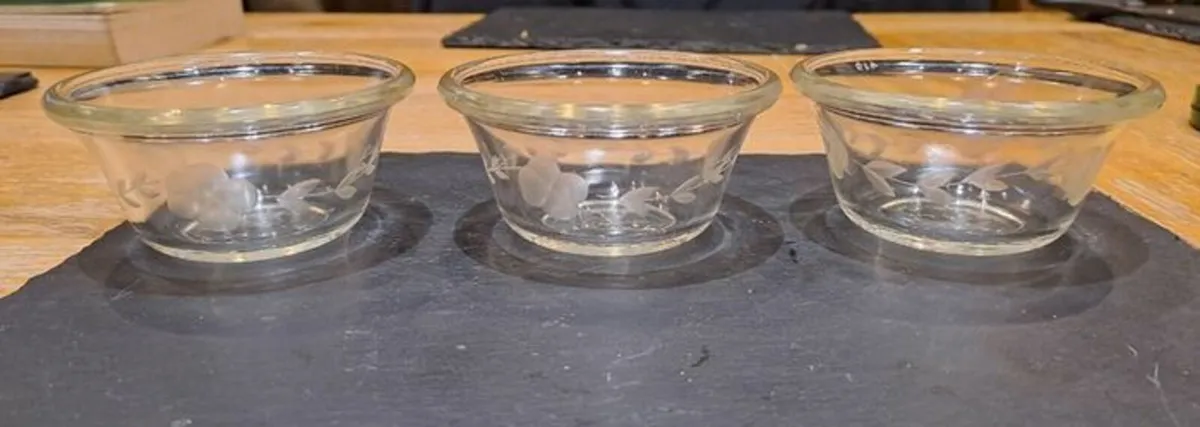 3 Pyrex serving bowls small - Image 1