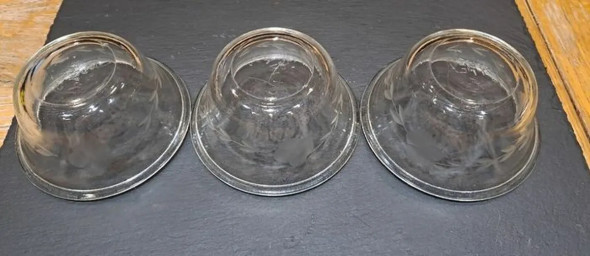 3 Pyrex serving bowls small - Image 2