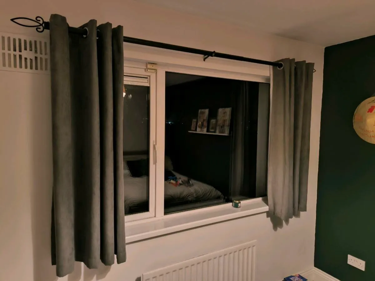 Curtain pole and curtain