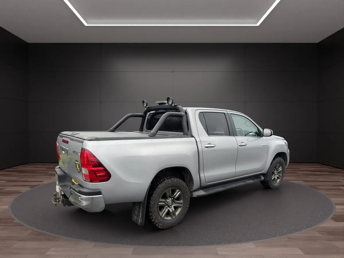 2022 Toyota Hilux - Image 3