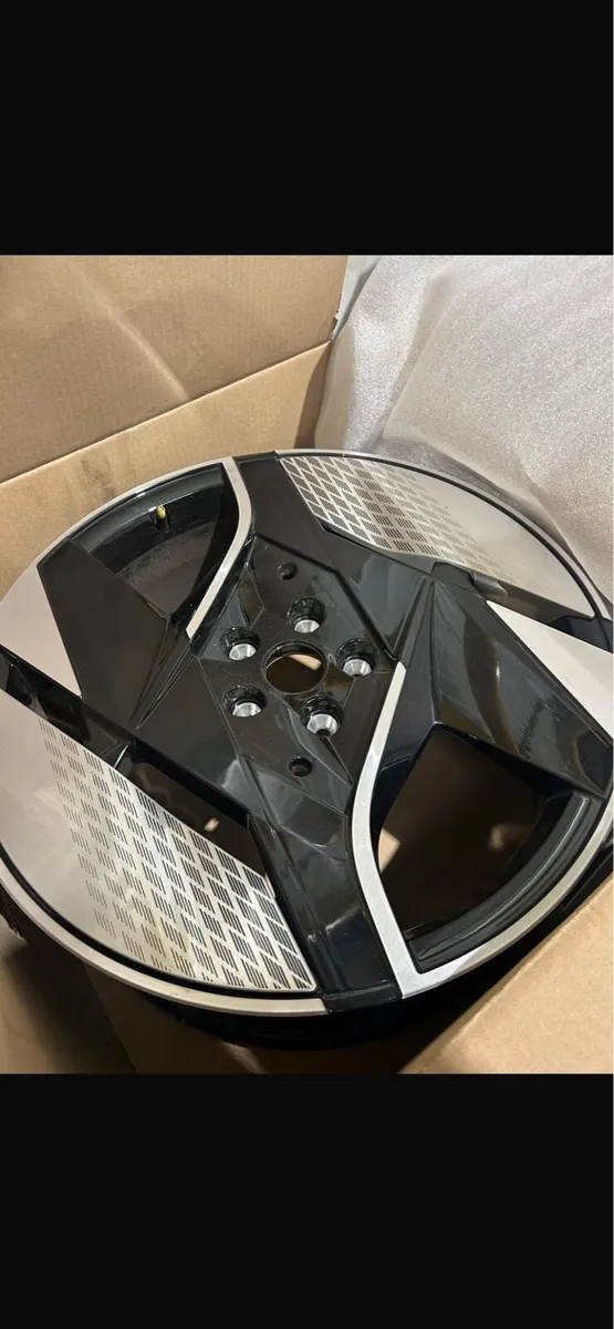 Genuine Renault alloys - Image 2