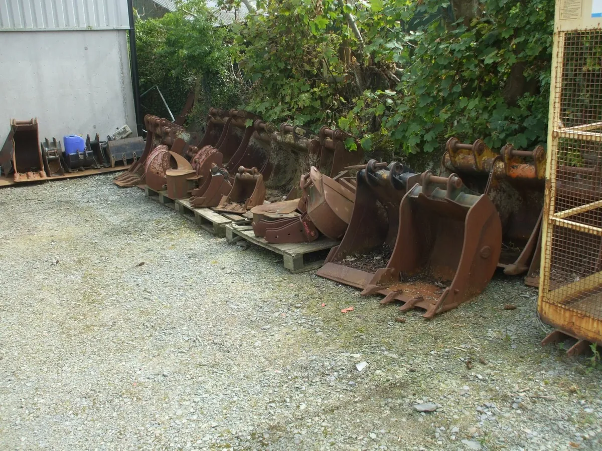 digger buckets good selection of sizes - Image 1
