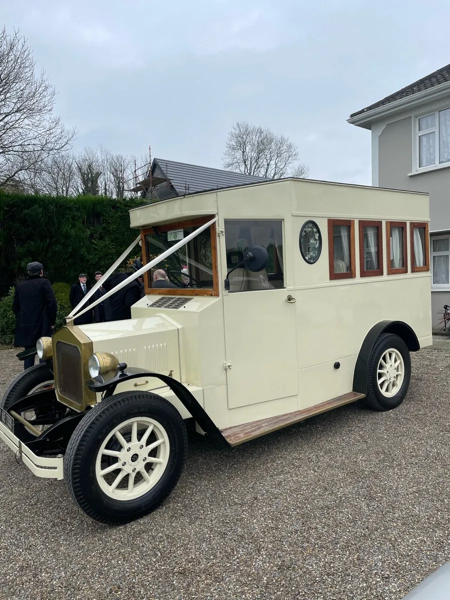 Asquith Vintage Bus - Image 1