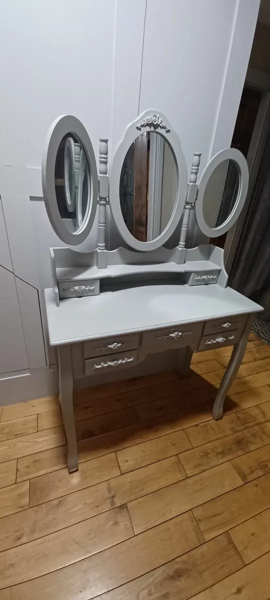 Vanity table - Image 1